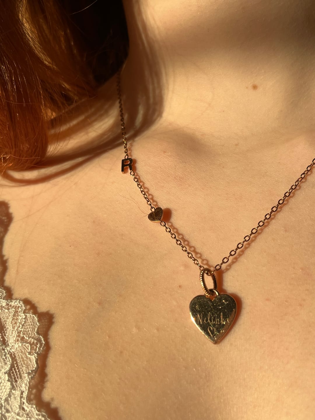 Customer photo review of Personalizovaný náhrdelník s ležatým iniciálem