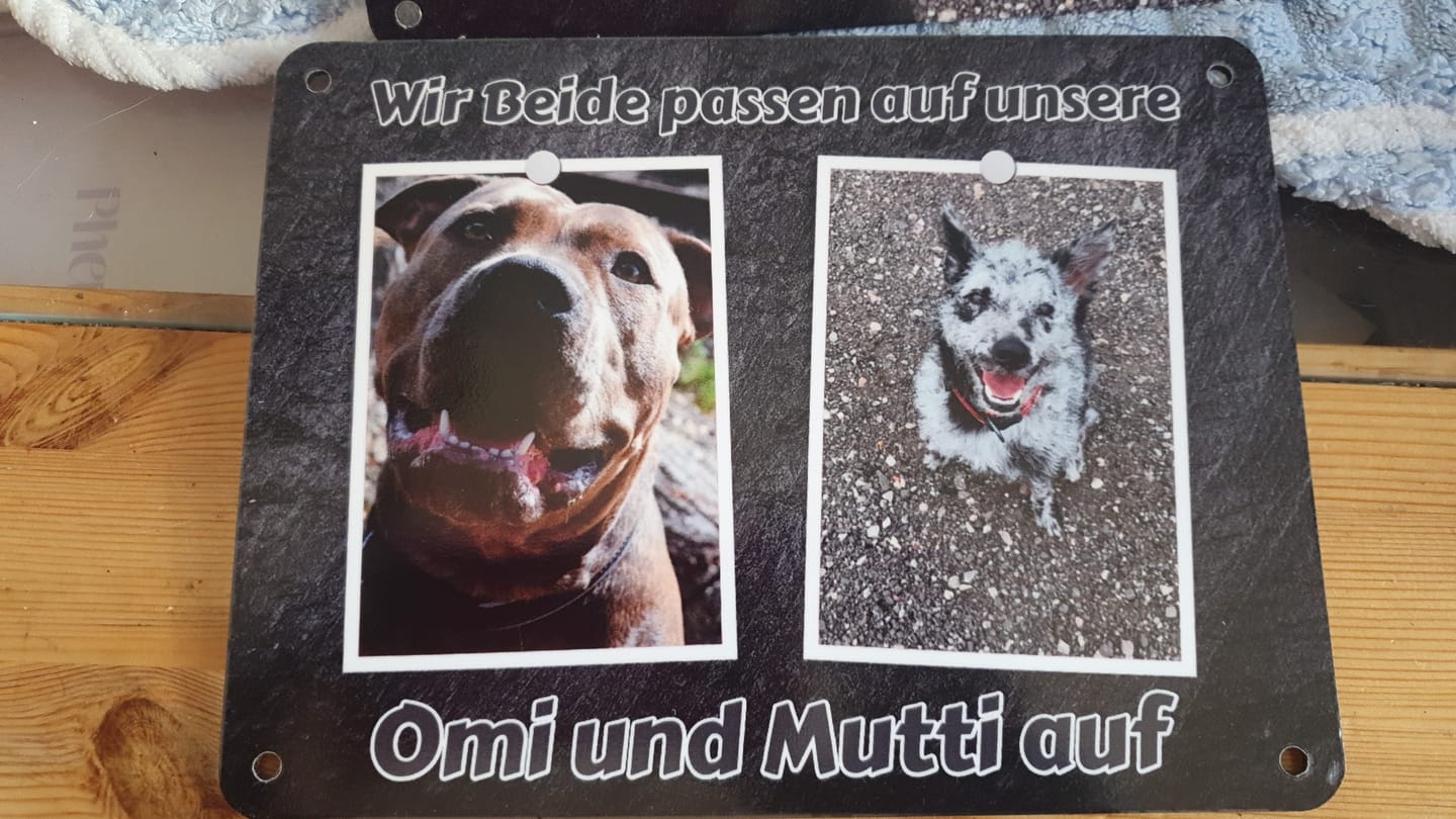 Customer photo review of Hunde-Türschild mit Foto & Wunschtext (UV- UND WETTERFEST) - Angebot beim Kauf eines 2. Schildes