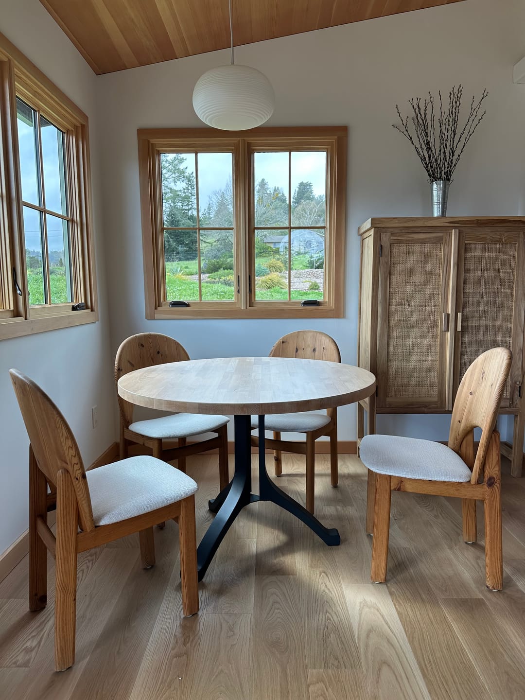 Customer photo review of Table Base 213S Wishbone 28H for Round Dining Tabletop