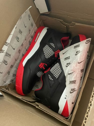 Customer photo review of Tenis Retro 4 Negro Rojo