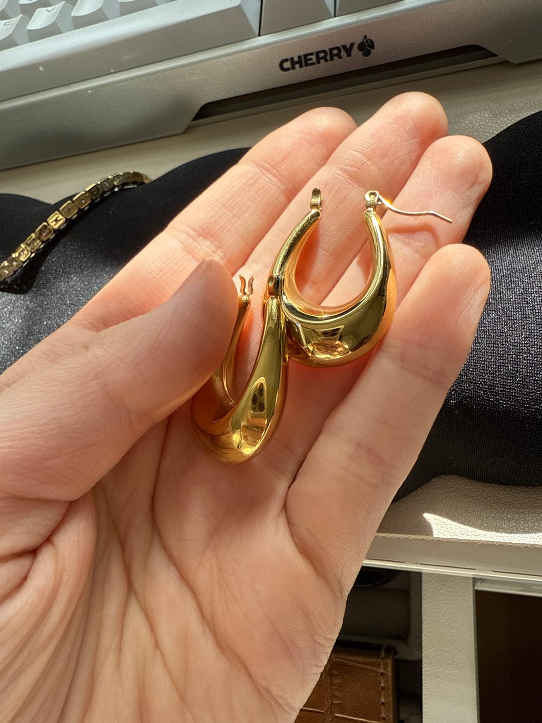 Customer photo review of Chunky Hoop Ohrringe 14K Vergoldet