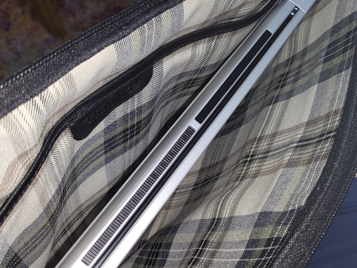 Customer photo review of Funda Notebook Zagreb Negro