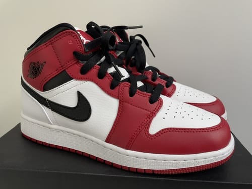 Customer photo review of Jordan 1 Mid Chicago (2020) (GS)