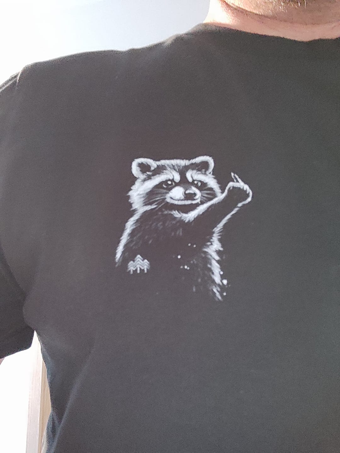 Customer photo review of Frecher Waschbär (klein) - Bio Herren Shirt
