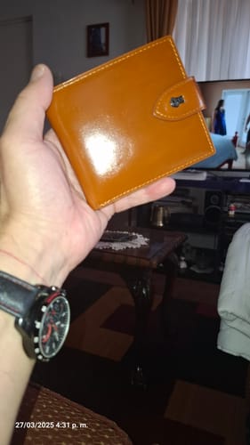 Customer photo review of Billetera de cuero de alta Calidad - Color Caramelo y Broche
