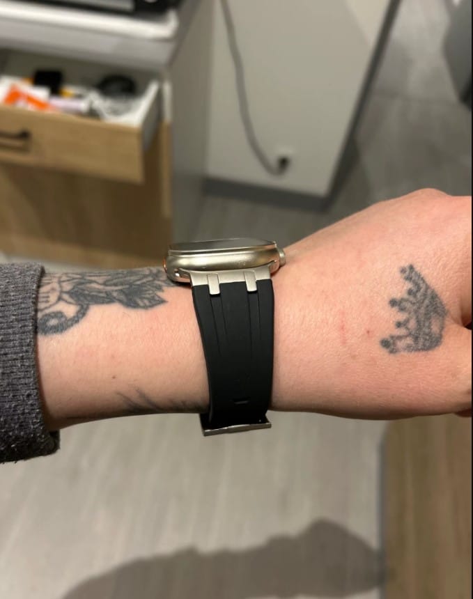 Customer photo review of Ultra Butterfly Clasp Silicone Strap for Apple Watch