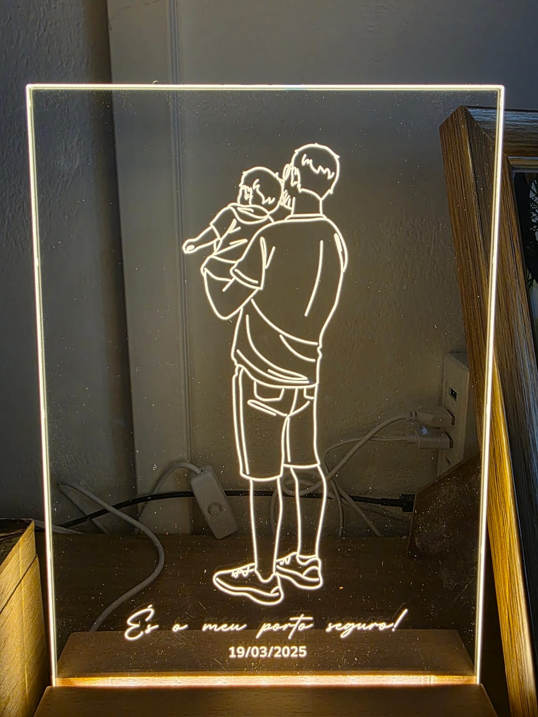 Customer photo review of Lâmpada Retrato Line Art Personalizado