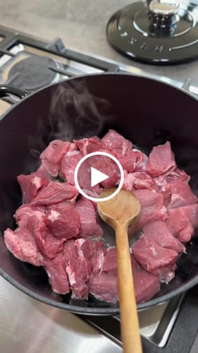 Videorecensie van een klant over Birria Bomb