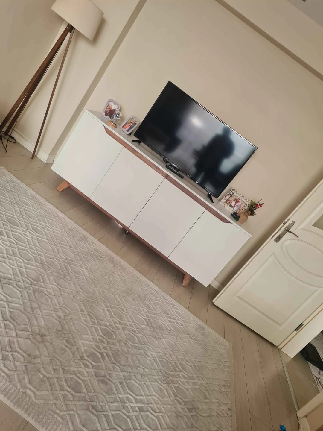 Customer photo review of Rani GD102 Modern Ayaklı Konsol Beyaz - Minyatür Ceviz