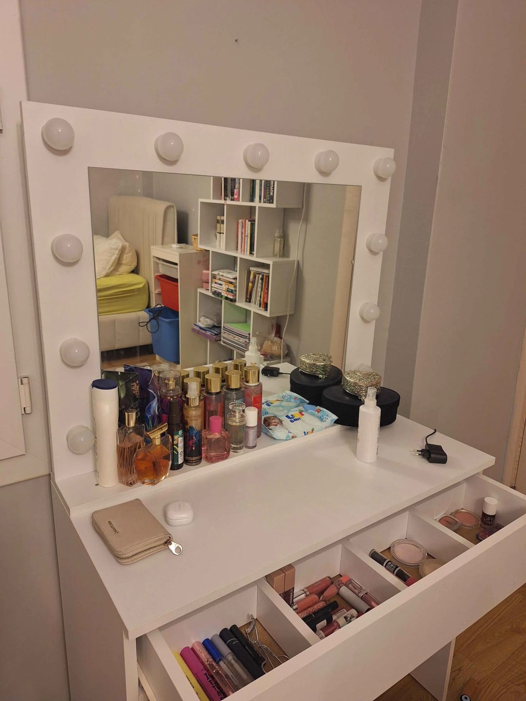 Customer photo review of Rani BJ120 Hollywood Işıklı Aynalı Kulis Makyaj Masası Takı Düzenleyici Beyaz