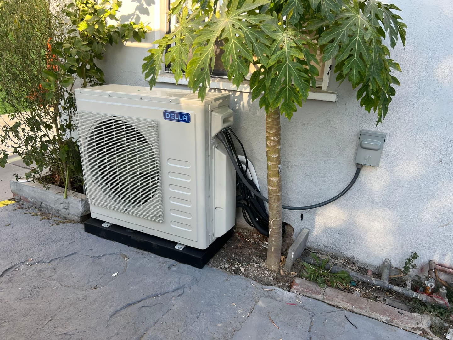 Customer photo review of DELLA Vario Series 35000 BTU Dual Zone Mini Split AC (12K+24K) - Up to 2050 Sq.Ft.