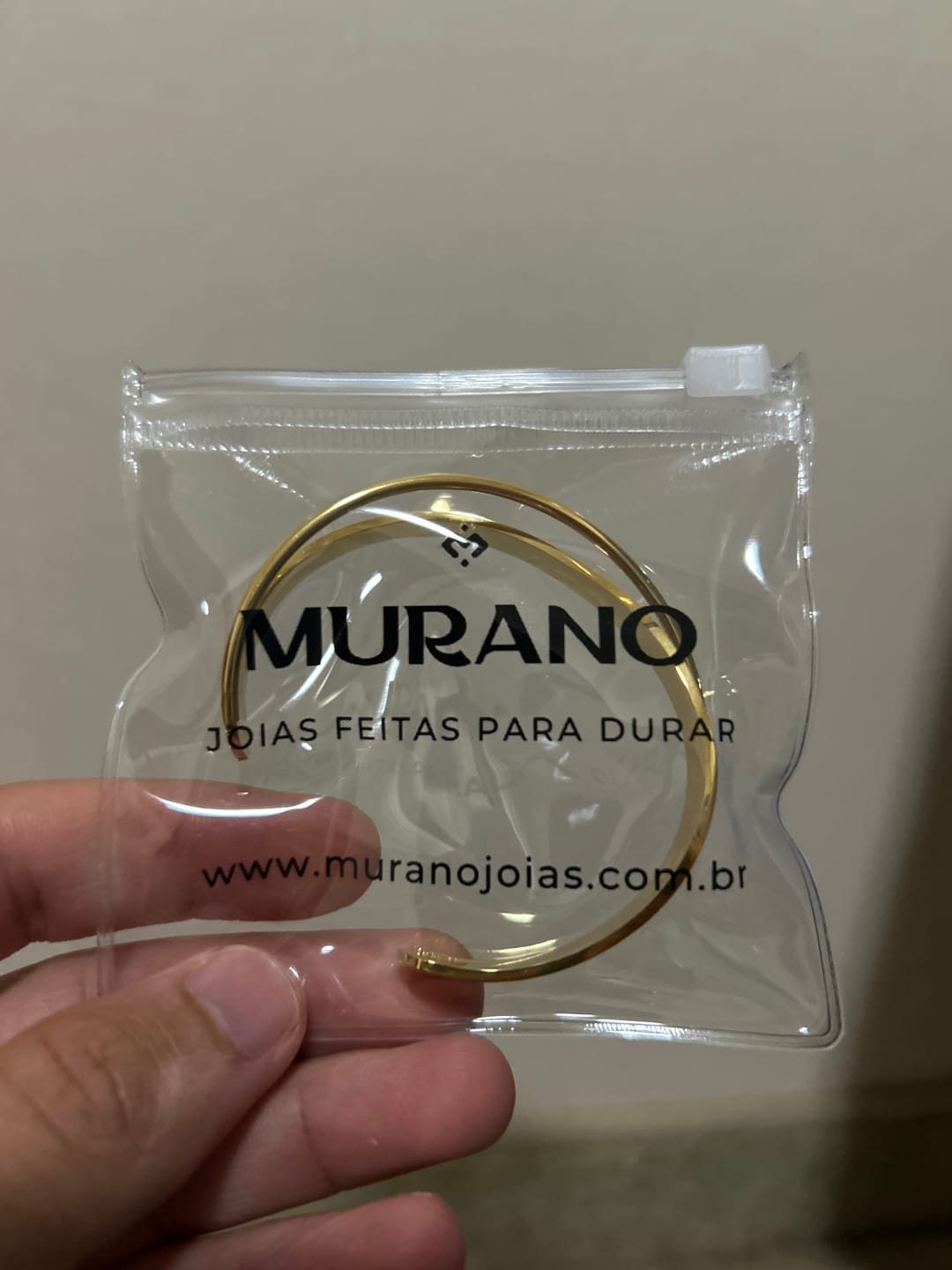 Customer photo review of Bracelete Inter Banhado em Ouro 18k