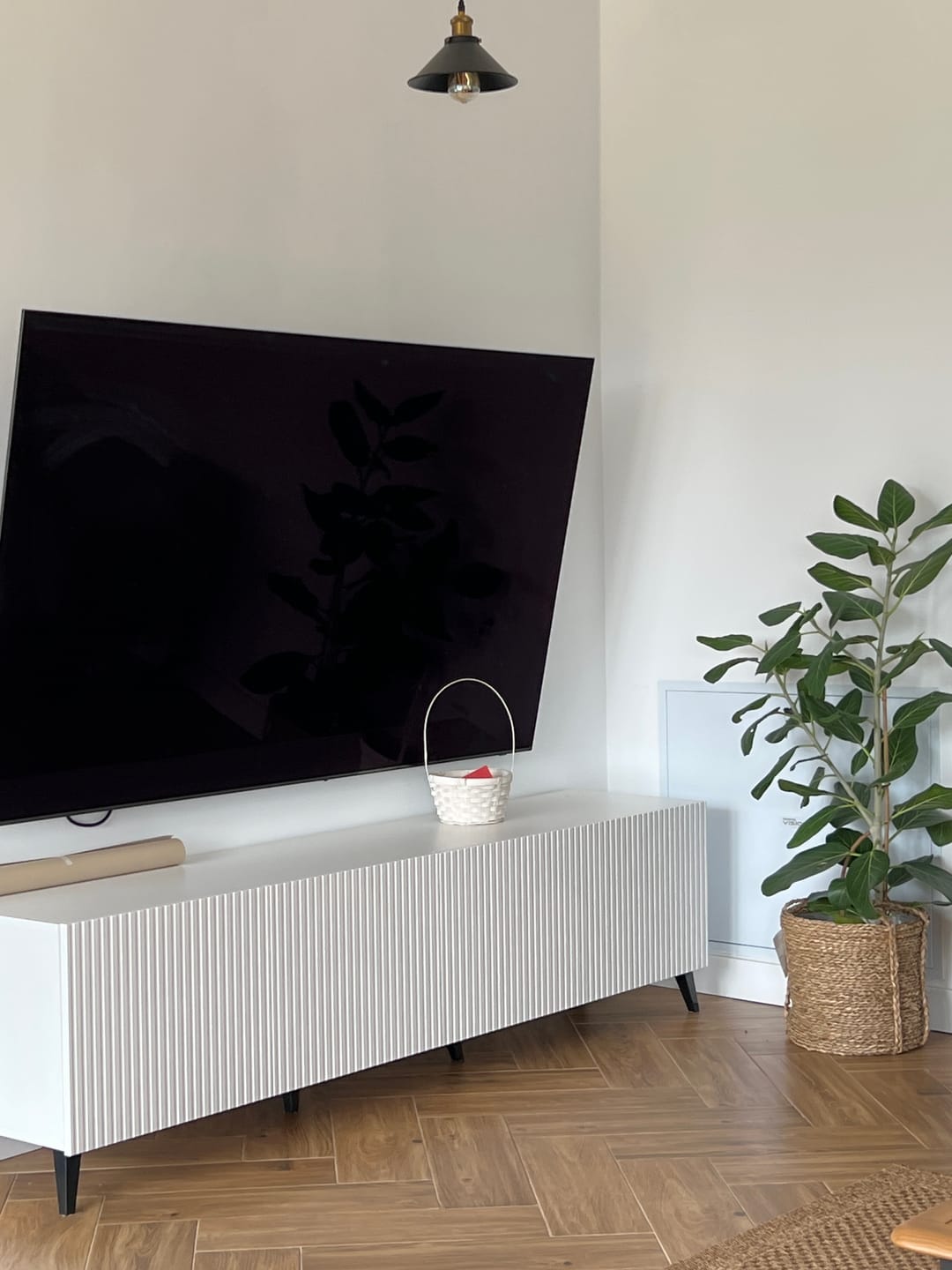 Customer photo review of Comoda TV PAFOS, alb, PAL laminat, 200x40x52 cm