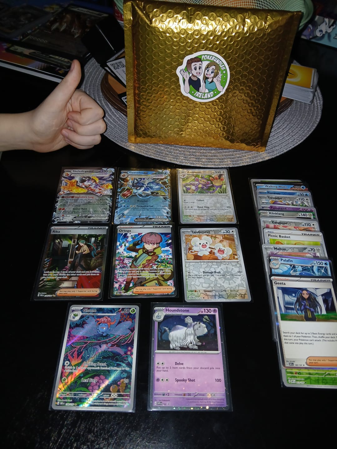 Customer photo review of Pokemon TCG - 5 random V cards and 3 mystery cards