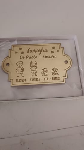 Customer photo review of Fuoriporta Personalizzato con Nomi della Famiglia in Plexiglass