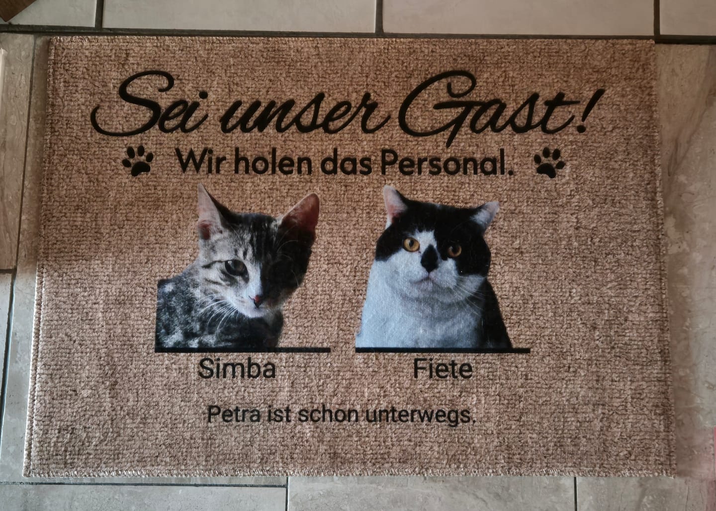 Customer photo review of Katzen holen ihr Personal - Individuelle Fußmatte