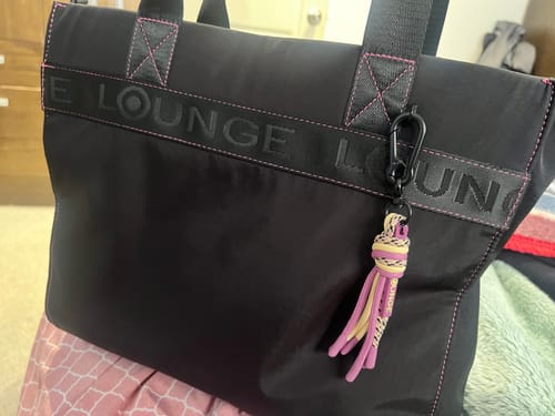 Reseña con foto de un cliente sobre Cartera De Hombro Notebook Nylon Llavero
