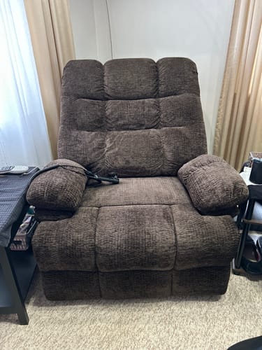 Customer photo of an Irene House 9205L lift recliner at home