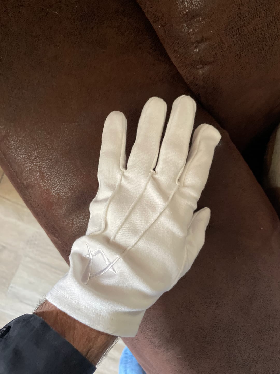 Customer photo review of Gants Blancs Maçonniques Équerre Compas