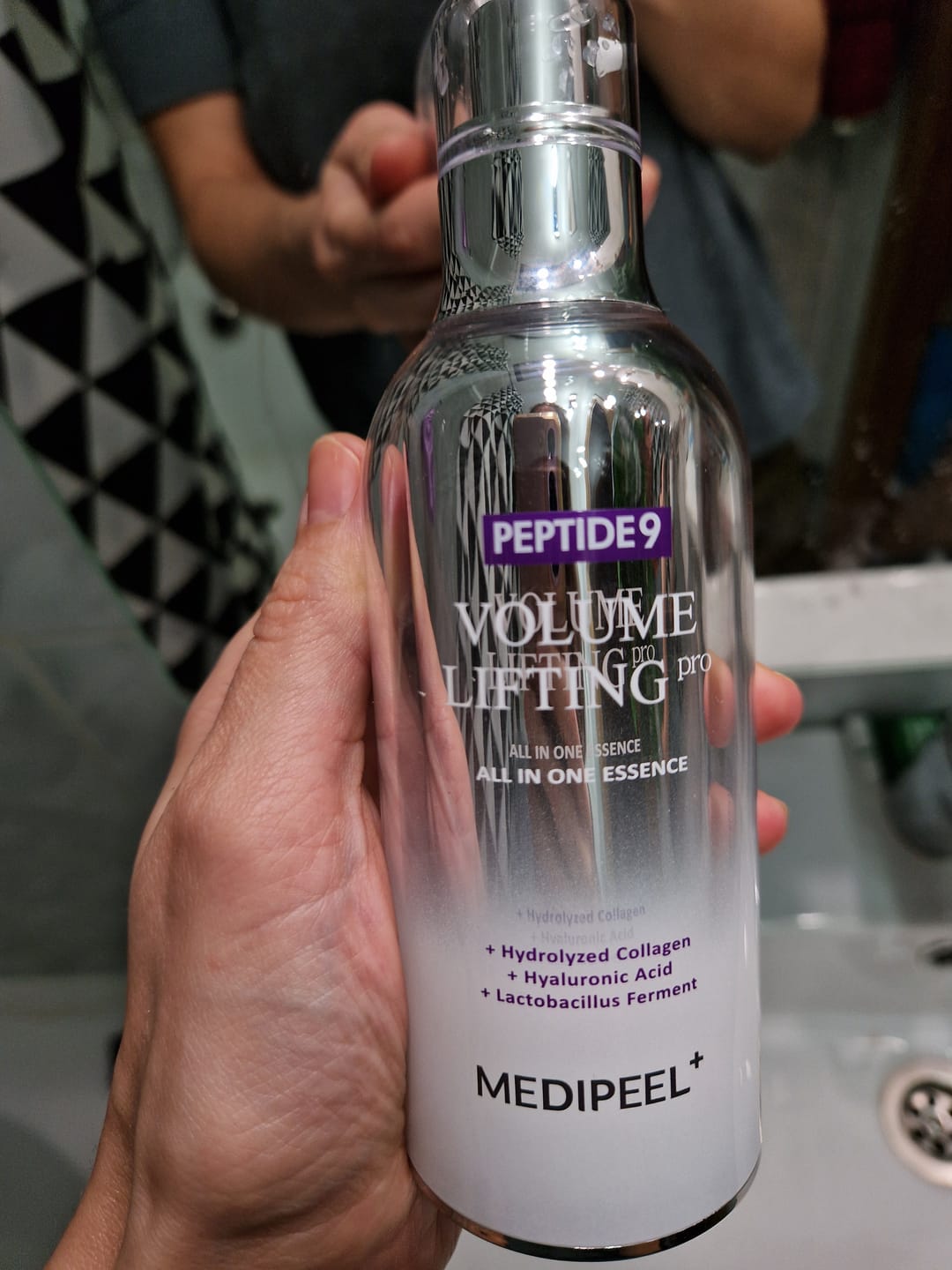 Customer photo review of Skābekļa liftinga esence ar peptīdiem Medi-Peel Peptide 9 Volume Lifting All In One Essence PRO