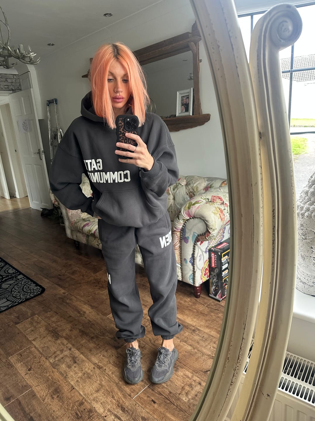 Kundenbewertung mit Foto von GATED COMMUNITY SWEATPANTS DARK GREY