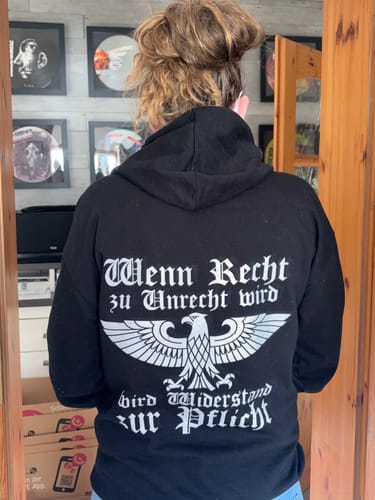 Customer photo review of Wenn Recht zu Unrecht wird - Hoodie Rückendruck