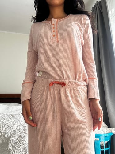 Reseña con foto de un cliente sobre Pijama Largo Soft Relounge