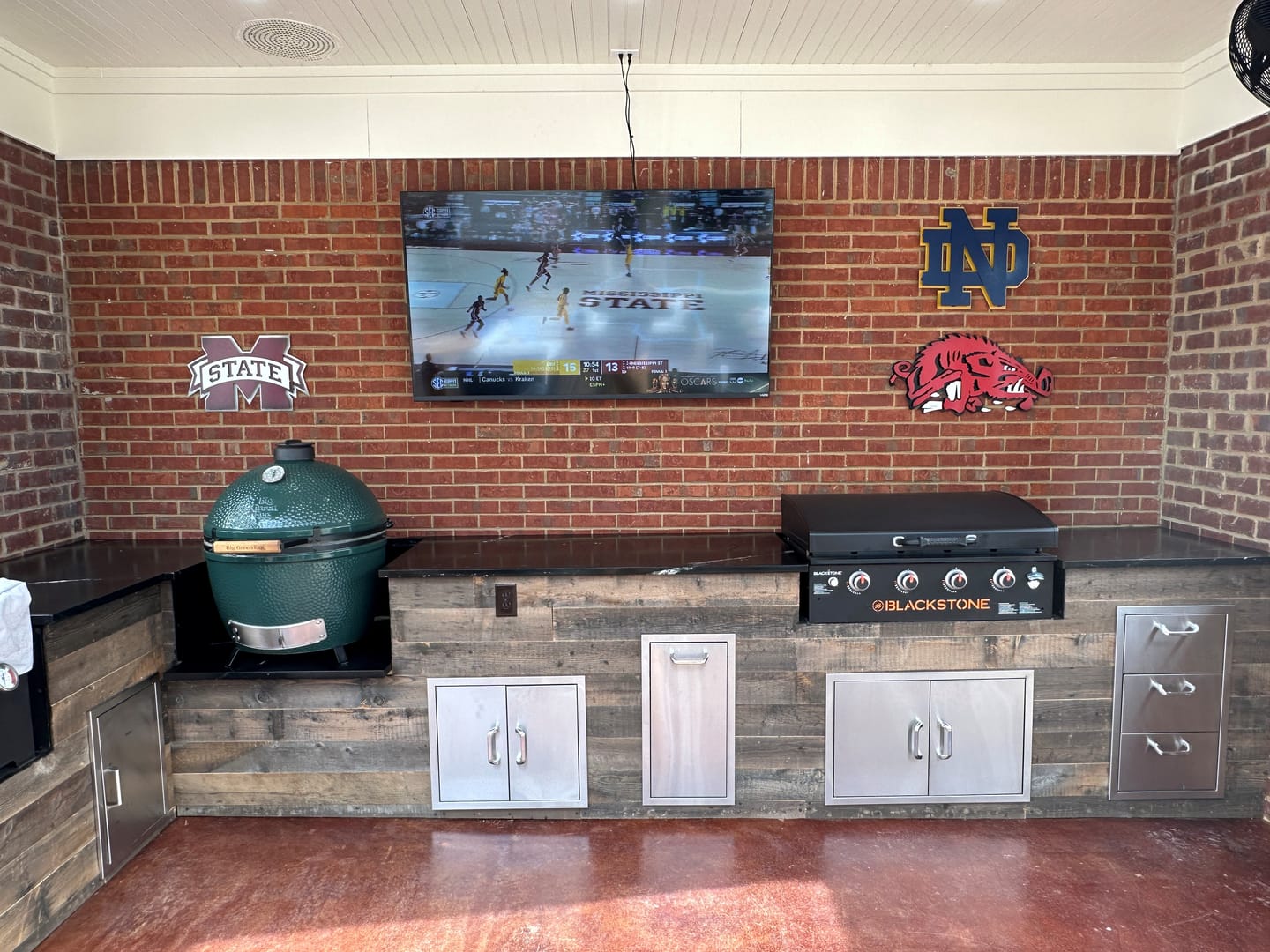 Customer photo review of Arkansas Razorbacks VAULT "Slobbering Hog" 3D Vintage Metal Wall Art