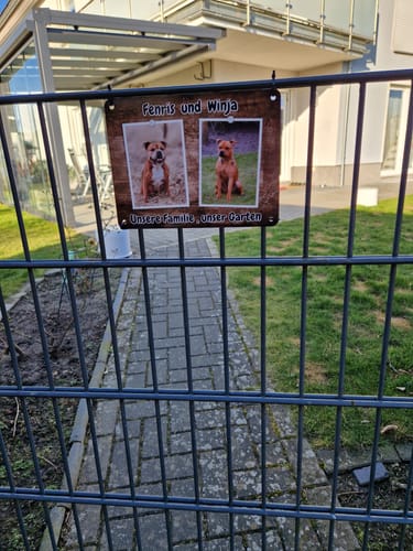 Customer photo review of Hunde-Türschild personalisiert mit Foto & Text (UV- und wetterfest)