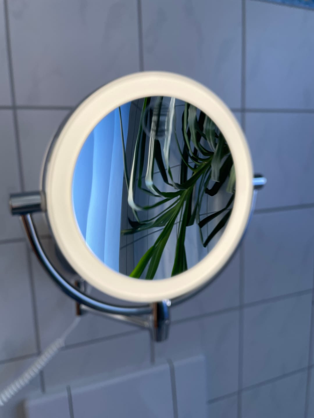 Customer photo review of Libaro LED Kosmetikspiegel Modena Vergrößerungsspiegel (5x / 10x) 360° Schminkspiegel mit Wandmontage und Dimmerfunktion