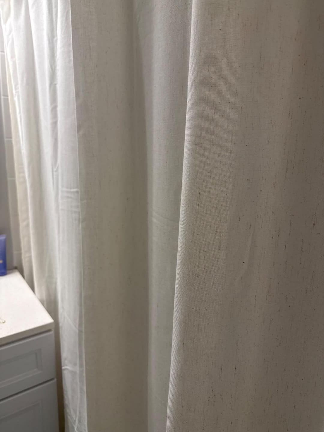 Customer photo review of Set Cortina De Baño Premium Simil Lino Impermeable + Ganchos