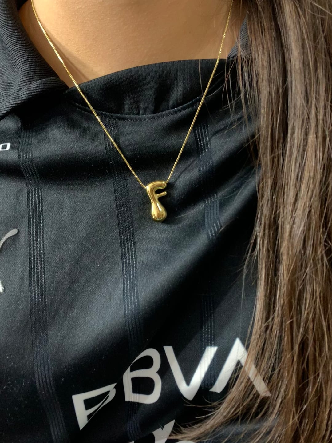 Customer photo review of Collar Inicial Bubble Dorado