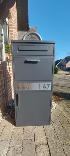 Customer photo review of AlbersDesign Stand-Paketbox PB1 Eisenglimmer (DB703) personalisiert mit Edelstahl-Schild