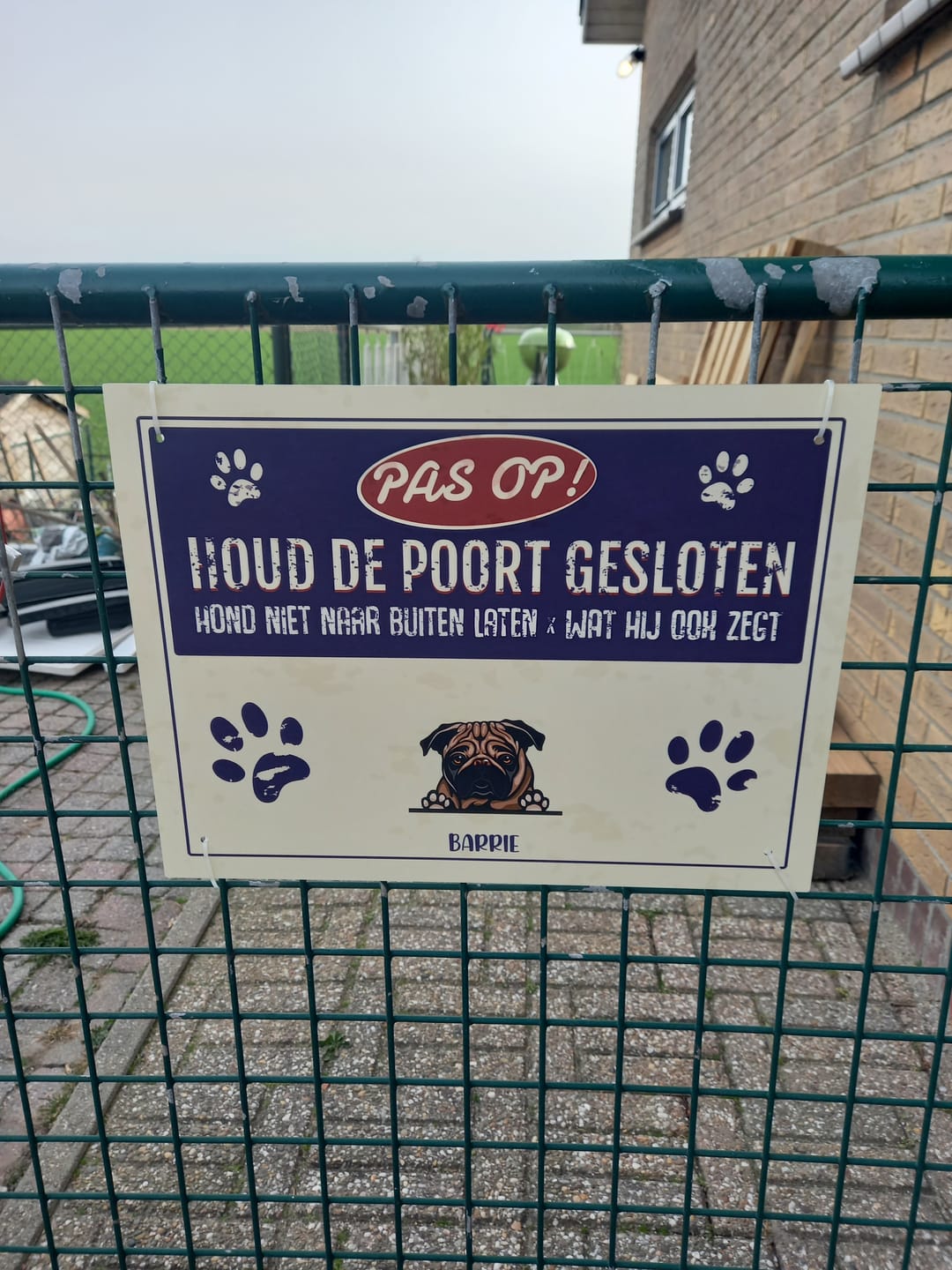 Customer photo review of Dieren niet naar buiten laten! - Gepersonaliseerd deurbordje