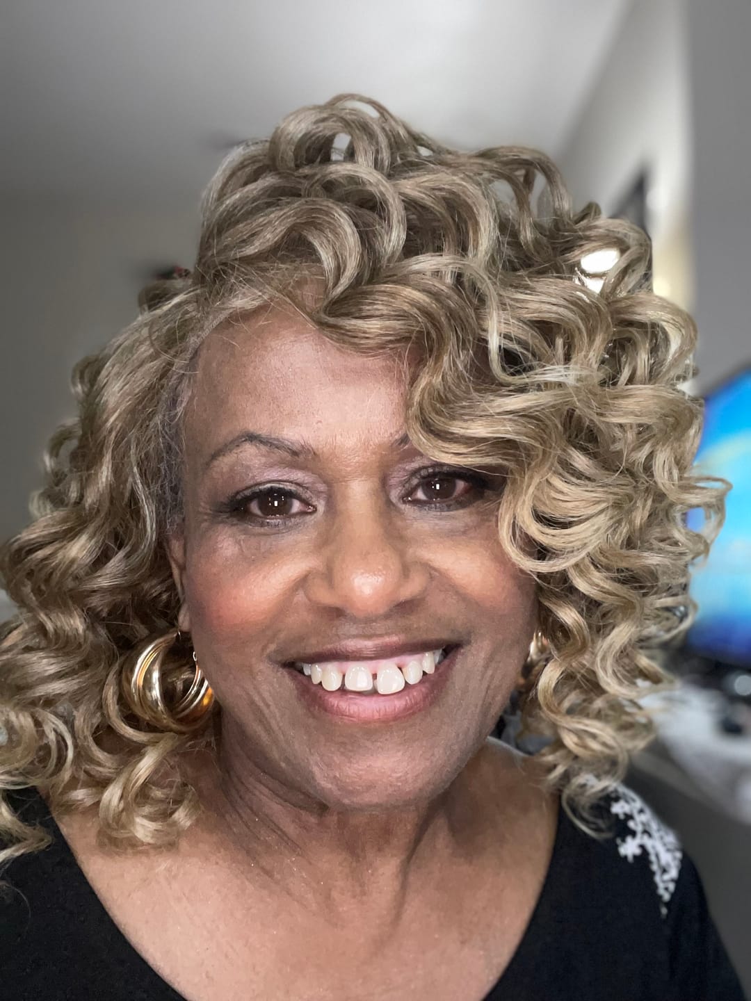 Customer photo review of Outre Melted Hairline Swirlista Glueless HD Lace Front Wig - SWIRL 107 - 5" C-Shape Parting