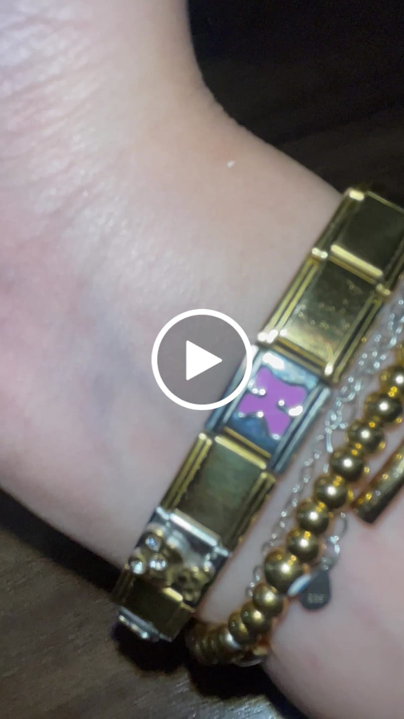 Customer video review of Charm Inicial Lila