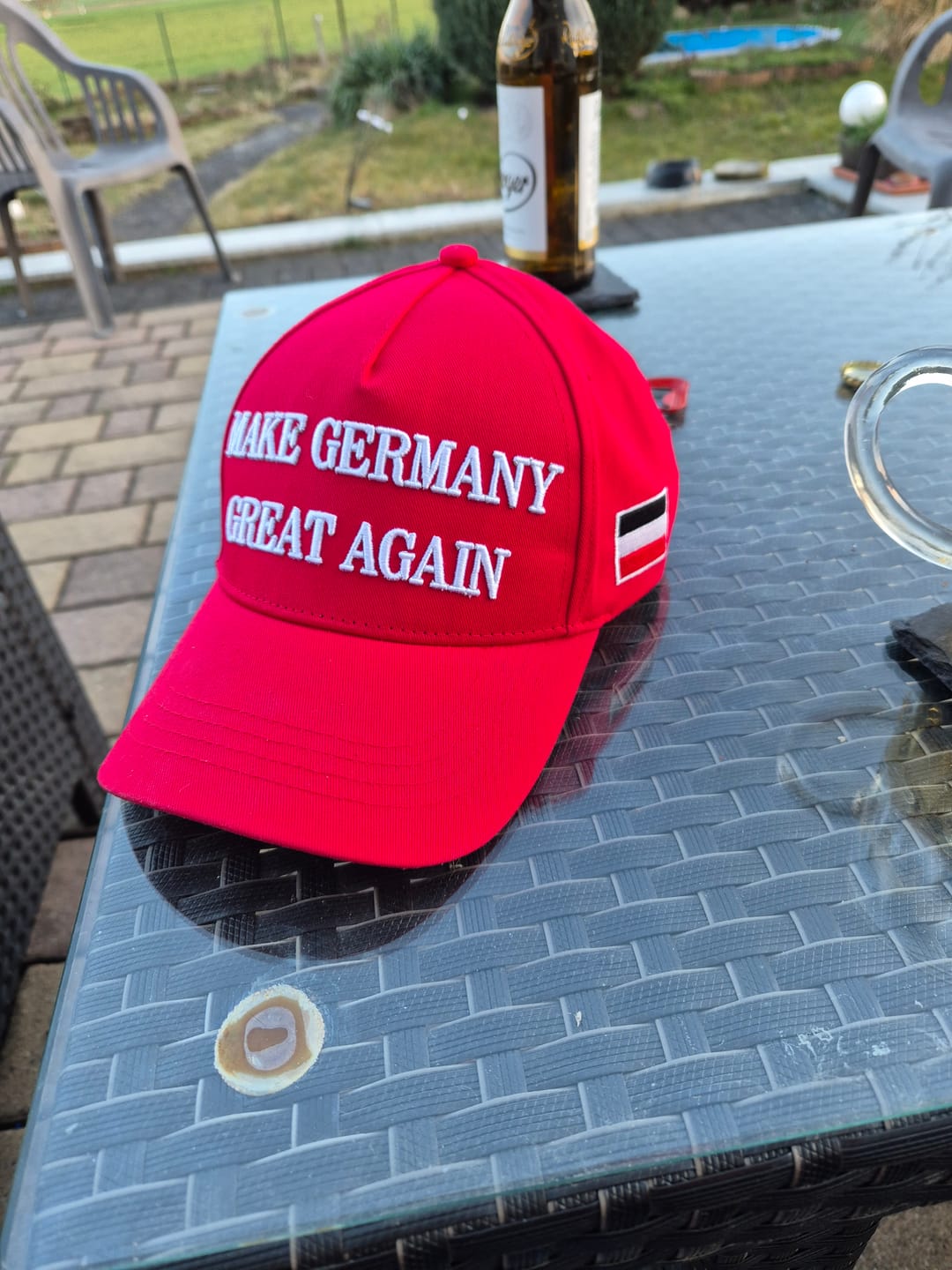Customer photo review of "Make Germany Great Again"  rote Baseballkappe mit weißer Schrift, Fahne in schwarz-weiß-rot