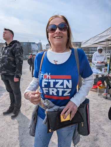 Customer photo review of PREMIUM SHIRT MÄDELS • FCK FTZN FRTZ - dunkel