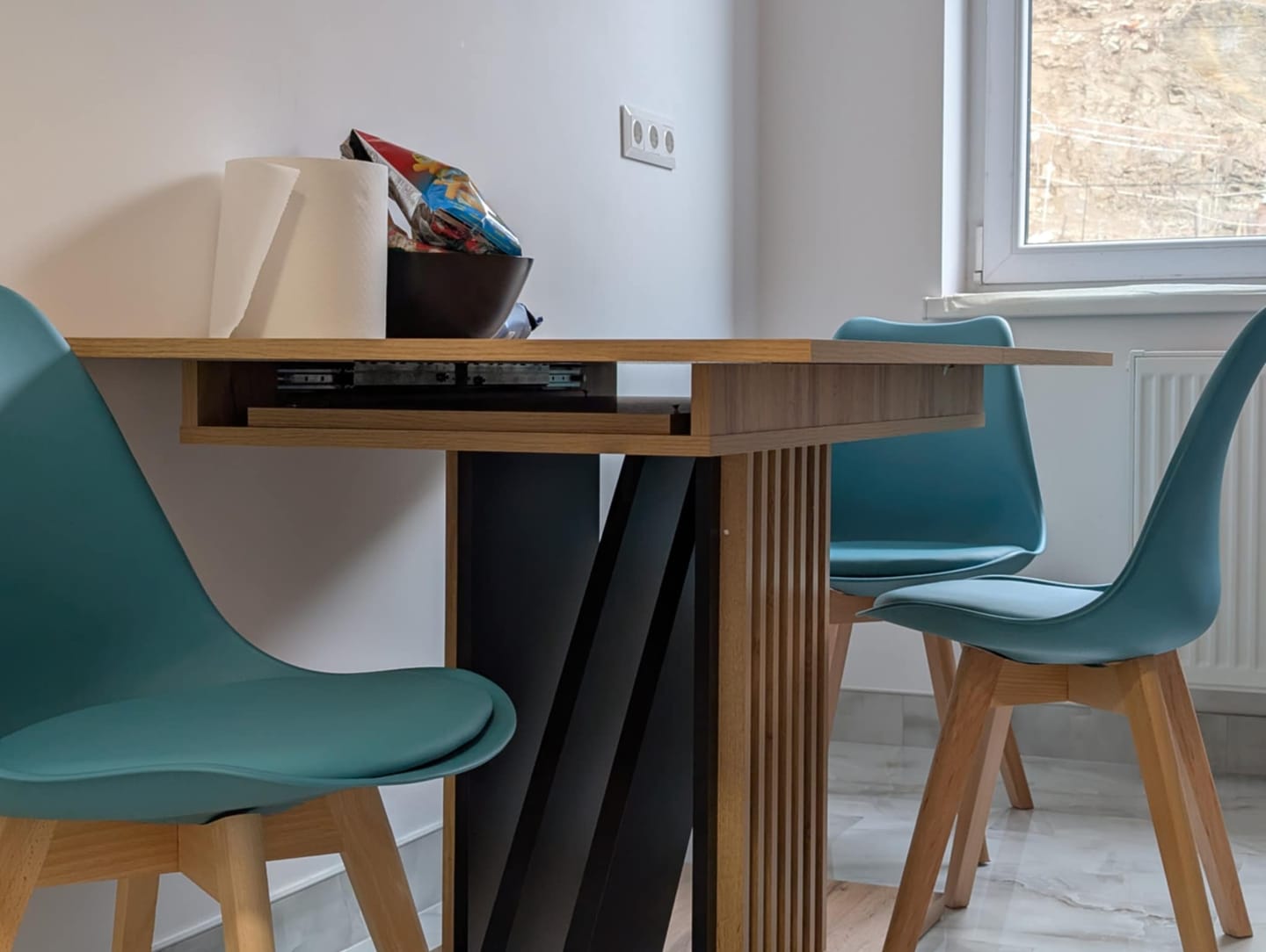 Customer photo review of Masa extensibila FABIANO, stejar/negru, PAL laminat, 130/175x85x76 cm