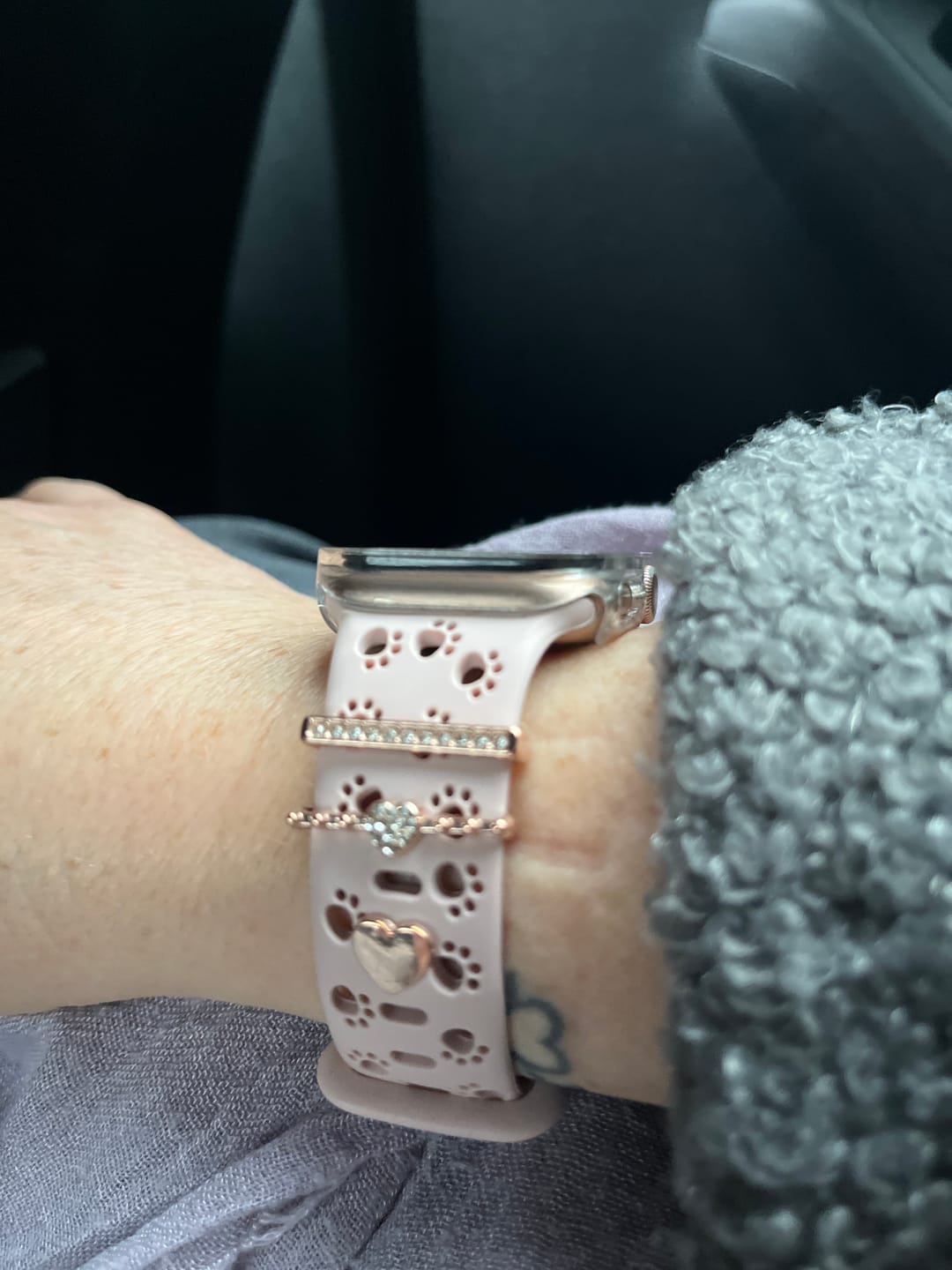Customer photo review of Apple Watch Silikonband "Pfoten"