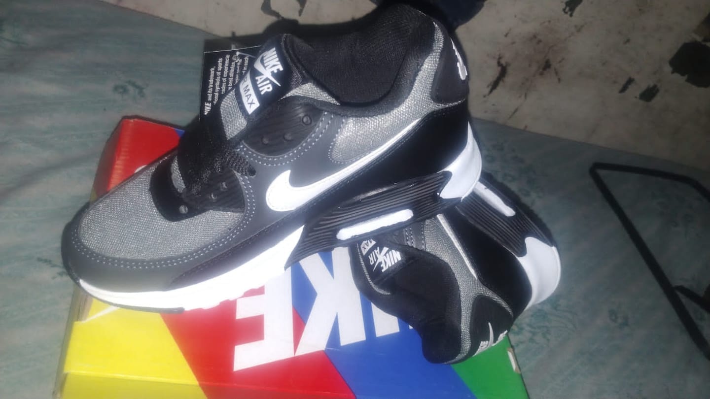 Customer photo review of Tenis Max 90 Oxford Negro Blanco