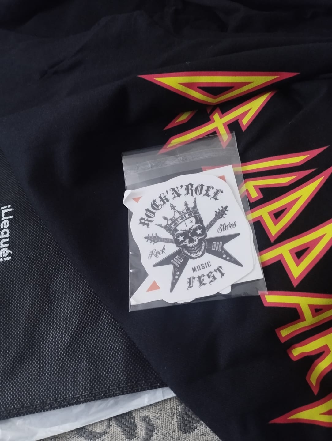 Customer photo review of Camiseta Def Leppard Denver Poster 2022 Doble Estampado