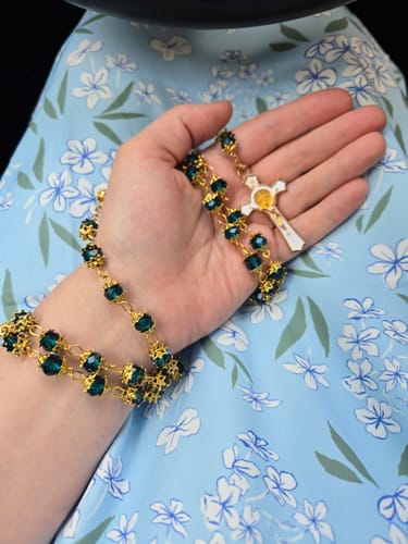 Customer photo review of FREE Today: Miraculous Medal & Crucifix of 6 mm Polyhedron Green Glass Alloy Chain Rosary
