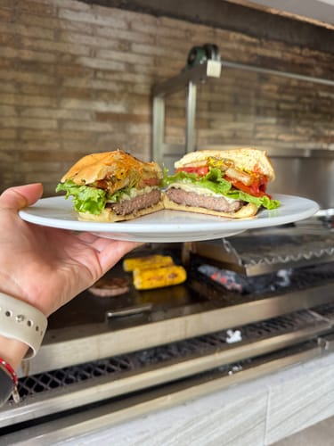 Reseña con foto de un cliente sobre Hamburguesa Premium