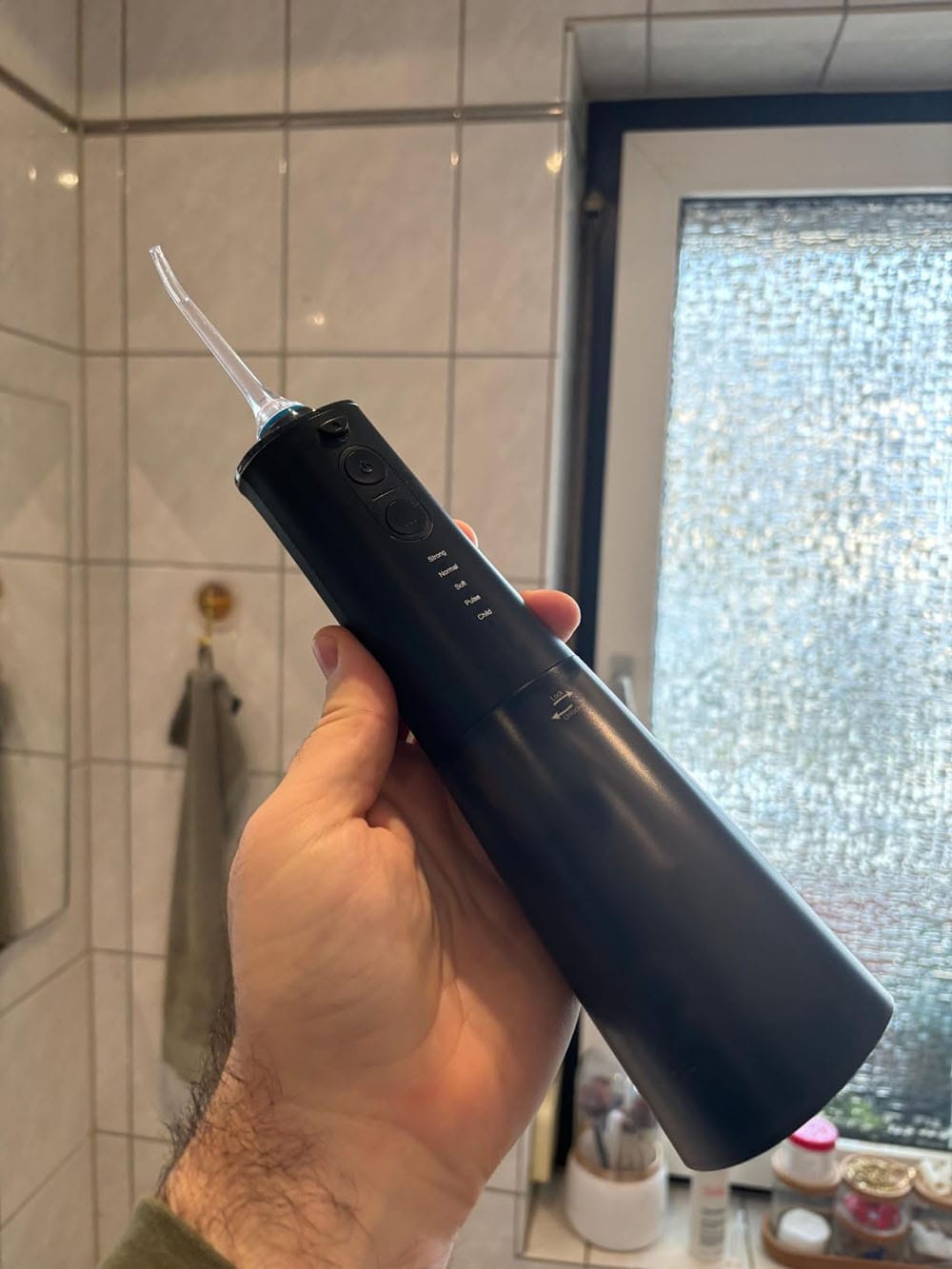 Customer photo review of Kabellose Munddusche für optimale Zahn- & Mundpflege / 5 Modi & 8 Düsen / 300 ml Wassertank / IPX7 Wasserdicht / Munddusche für Zahnfleisch