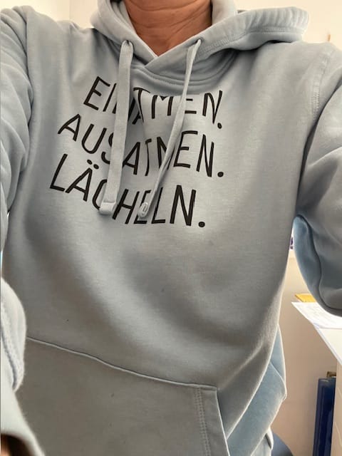 Customer photo review of Einatmen. Ausatmen. Lächeln. Bio Hoodie Unisex