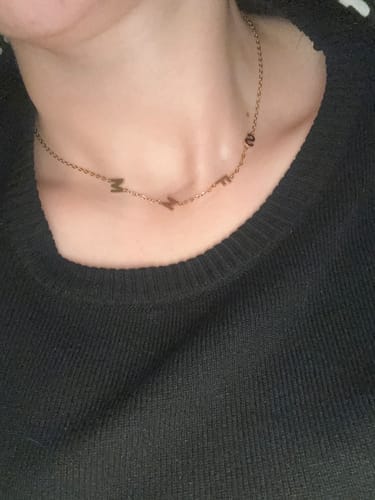 Customer photo review of Personligt halsband med initialer i sidled