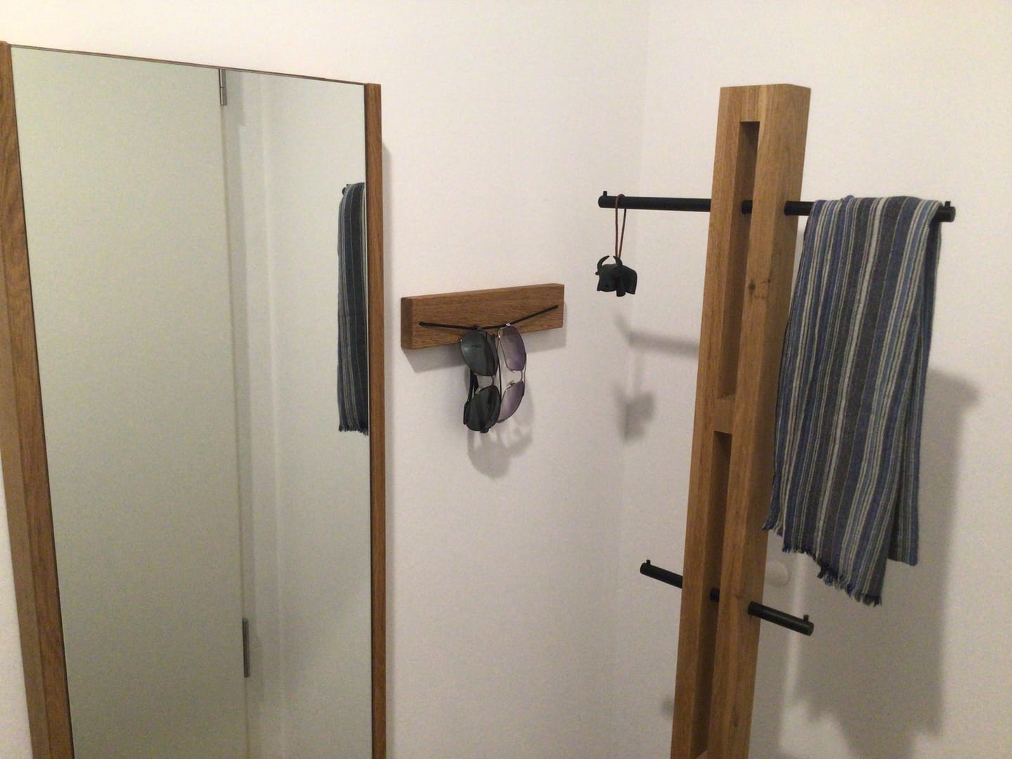 Customer photo review of Brillenhalter SPECULA aus Holz