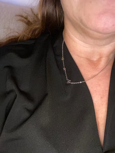 Customer photo review of Personligt halsband med initialer i sidled