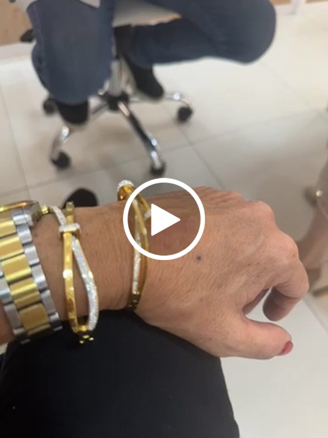 Customer video review of Bracelete Prego Zircônias Banhado em Ouro 18K
